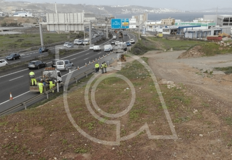 Imagen de los operarios del Cabildo trabajando el pasado viernes en el cierre de la vía (Foto TA)